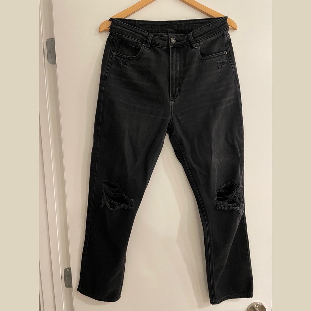 High-waisted ripped jeans